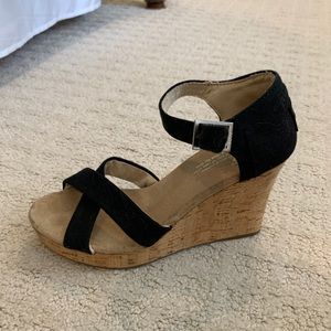 toms black wedges